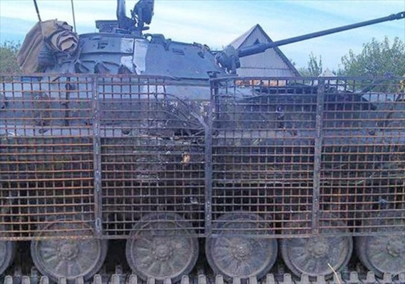 Và theo những hình ảnh được truyền thông Ukraine đăng tải trong thời gian qua, hệ thống phòng thủ thô sơ này hóa ra lại hạn chế đáng kể uy lực vũ khí quân ly khai nhắm vào xe thiết giáp của Quân đội Ukraine