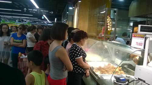 Để có giá cạnh tranh, Lotte Center phải mua tận gốc, bán tận ngọn, tức là chủ động tìm nguồn gốc hàng giảm giá thành khâu trung gian để có giá cạnh tranh thay vì chờ đợi.