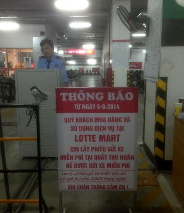 Thông báo về phí gửi xe tại Lotte Mart Đống Đa, Hà Nội.