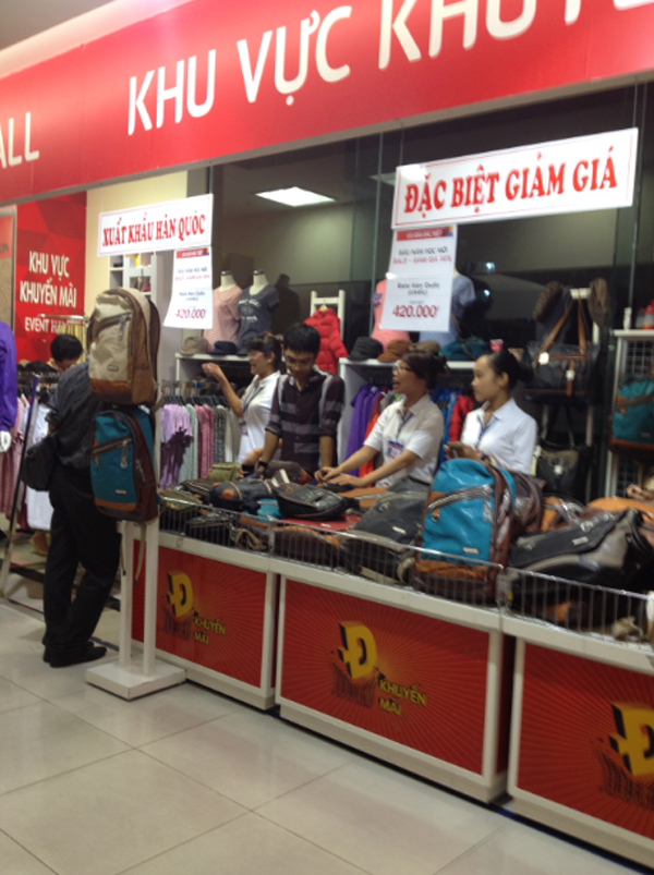 “Tại quầy quần áo, Lotte Mart ghi biển hiệu “Xuất khẩu Hàn quốc”, cách ghi này theo tôi là rất nhập nhèm - ông Phú nói.