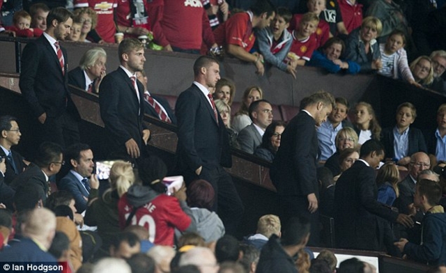 Luke Shaw ngồi trên khán đài trận giao hữu giữa Man United gặp Valencia