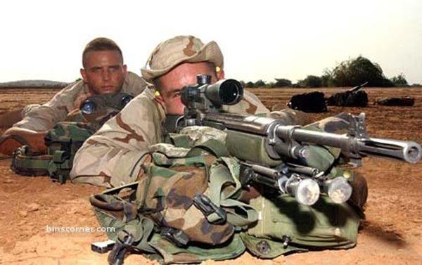 Một xạ thủ Mỹ đang nhắm mục tiêu với súng bắn tỉa M 21.