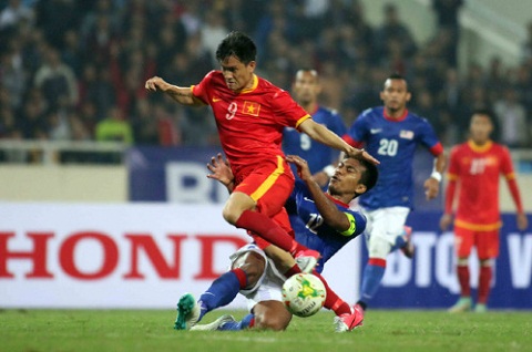 Công Vinh đã có nhiều cơ hội do sự lỏng lẻo của tuyến tiền vệ cũng như hậu vệ Malaysia