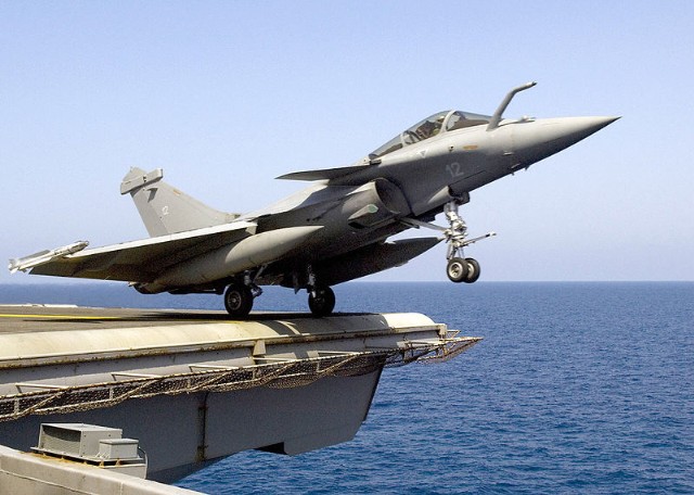 Một chiếc Rafale M cất cánh từ tàu sân bay USS Enterprise (CVN-65) của Mỹ.