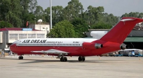 Chiếc máy bay Boeing 727-200 vô chủ tại sân bay Nội Bài đang chờ thanh lý.