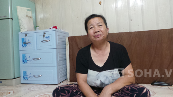Bà Nguyễn Thị Yến - mẹ để Khánh ngóng tin từng giờ saukhi nghe tin tìm thấy nạn nhân Huyền