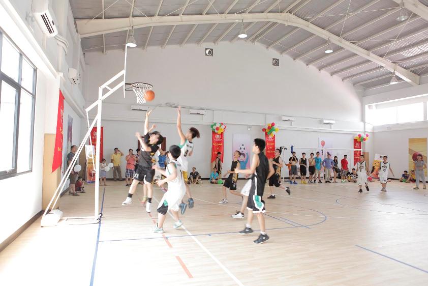 Tại nhà đa năng không khí thể thao cũng sôi động không kém với các màn thi đấu bóng rổ sôi động.
