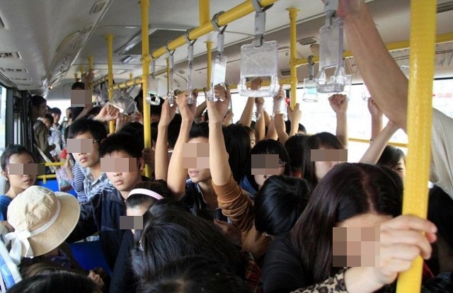 Việc thí điểm xe buýt riêng cho nữ để chống quấy rối tình dục. (Ảnh minh họa)