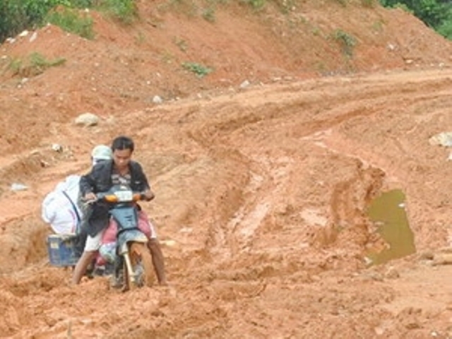 Người dân gặp rất nhiều khó khăn khi tham gia giao thông ở huyện miền núi Sơn Tây, Quảng Ngãi. (Ảnh: Tuổi Trẻ)