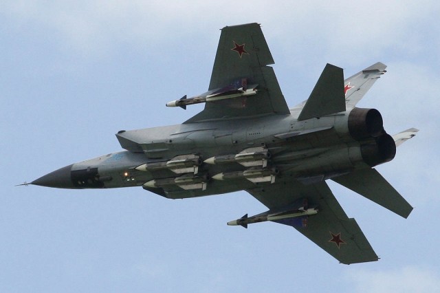 MiG-31 với 2 tên lửa R-40TD1.