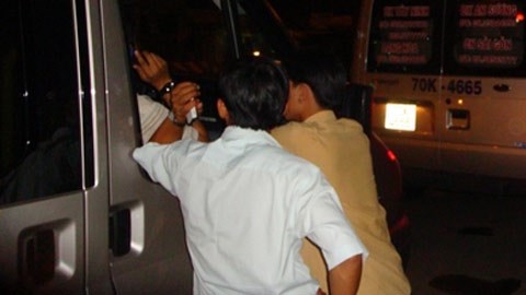 2 đàn em của Minh nẫu chặn xe để lôi tài xế xuống hành hung. (Ảnh: VNN)