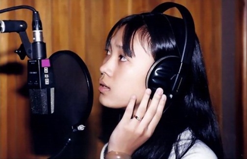 Năm 1999, Mỹ Tâm thu âm ca khúc đầu tiên trong sự nghiệp âm nhạc sau khi trở thành ca sĩ độc quyền của Vafaco. Bài hát Nhé anh ra đời đã nhanh chóng đưa nữ ca sĩ này trở thành một hiện tượng trong làng nhạc Việt.