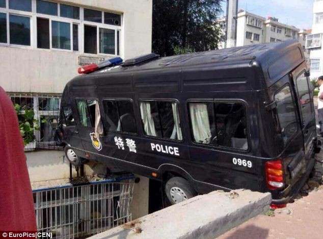 Xe chở cảnh sát Trung Quốc lao qua ngõ nhỏ, đâm thẳng vào một ngôi nhà 3 tầng của người dân ở thành phố Uy Hải, Sơn Đông.