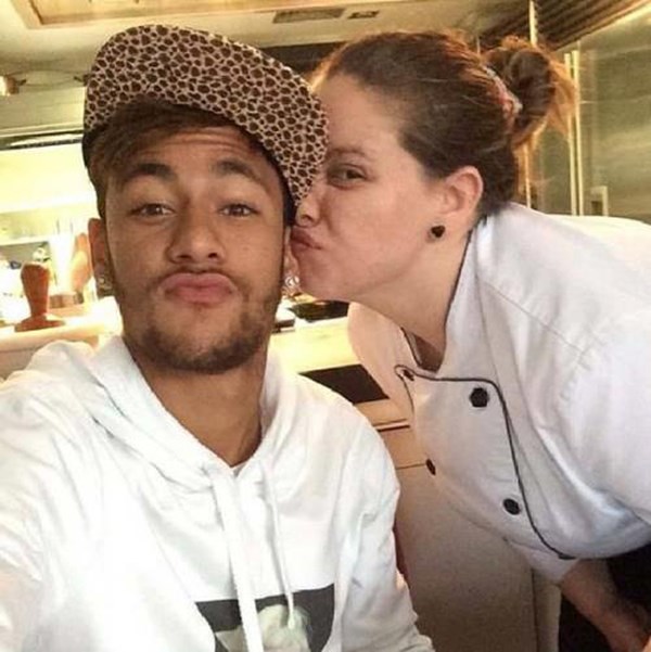 Neymar công khai tình cảm với Marcela