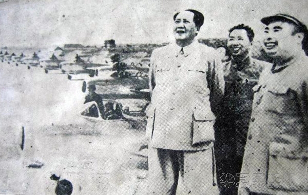 Tướng Ngô Pháp Hiến (phải) và cố Chủ tịch Trung Quốc Mao Trạch Đông.