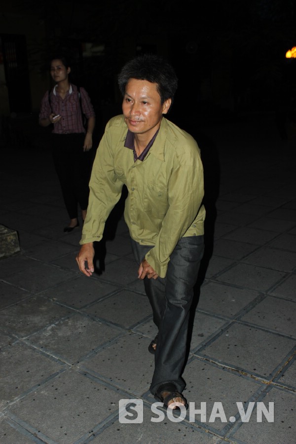 Ông Chu Mạnh Hải (Yên Mỹ, Hưng Yên) bị khuyết tật bẩm sinh, chân không thể nhanh nhẹn như người bình thường. Năm nay ông quyết tâm đưa con đi thi.