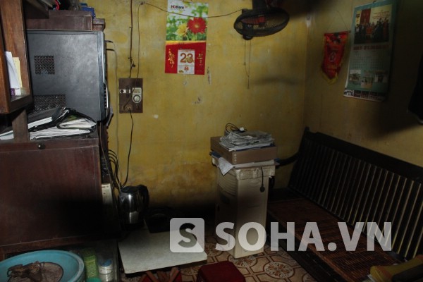 Căn nhà nhỏ khoảng 12 mét vuông của gia đình cô. Chiếc ghế gỗ dài là nơi Minh nằm ngủ từ nhỏ.