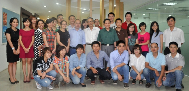 Nhà báo lão thành Hà Đăng chụp ảnh lưu niệm với báo điện tử Trí thức trẻ (Ảnh: Tuấn Nam)