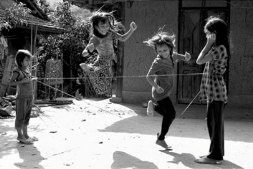 Nhảy dây - trò chơi dành phần nhiều là cho các bạn nữ.