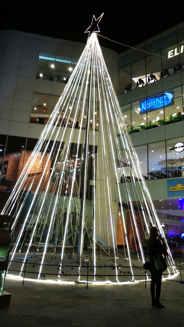 Cây thông Noel nằm tại Trung tâm thương mại Indochina Plaza Hà Nội cũng được c.ấu tạo độc đáo từ những dải đèn nhấp nháy.