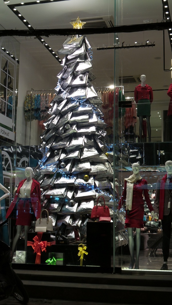 Từ những chiếc túi của cửa hàng thời trang cũng tạo nên một cây thông Noel độc đáo