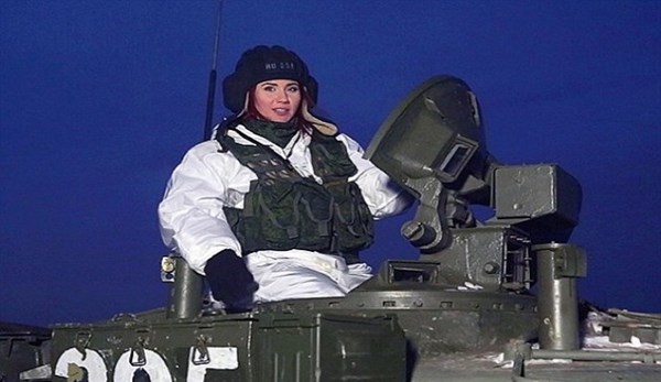 Chapman ngồi xe tăng T-80