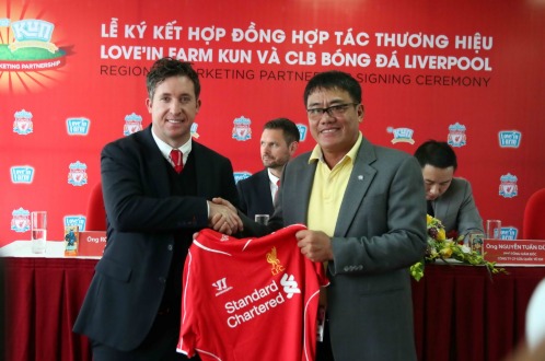 Robbie Fowler trao áo đấu lưu niệm của Liverpool cho đại diện VFF (ảnh: Tuổi trẻ)