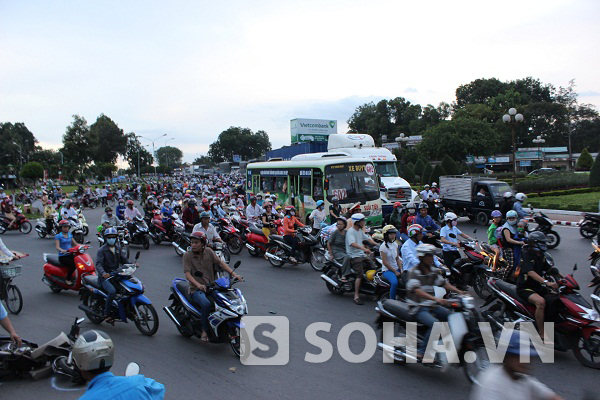 Vụ tai nạn nghiêm trọng xảy ra lúc 17 giờ 25 phút chiều nay (17/5), trên quốc lộ 1 đoạn qua khu phố 4 (phường Long Bình, TP. Biên Hòa, tỉnh Đồng Nai).