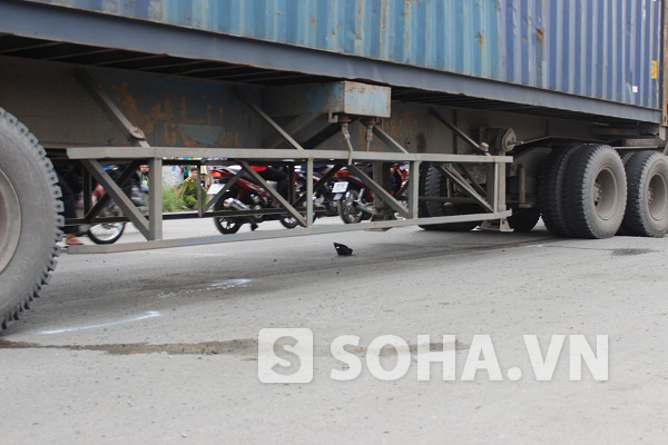 Người ông tử vong tại chỗ, còn đứa cháu nội lọt dưới gầm container