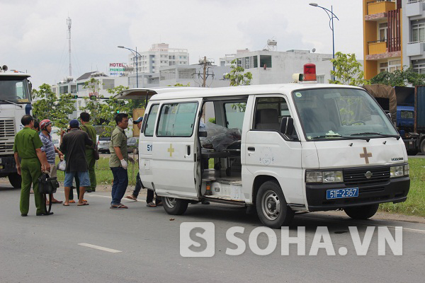 Đến gần 12 giờ cùng ngày, thi thể nạn nhân mới được đưa đi