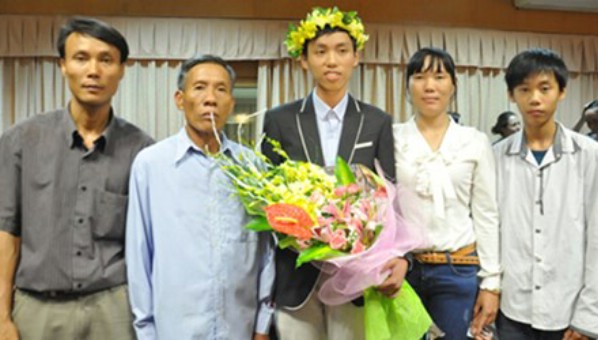 Nguyễn Thế Hoàn (ở giữa) trong ngày trở về nước với tấm HCV Toán học quốc tế.