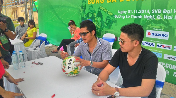 Hai cựu danh thủ ký tặng lên bóng cho các nhà tài trợ của AFF Cup 2014