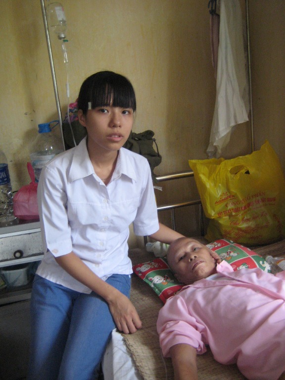 Phạm Thị Hà Liêm chăm mẹ tại bệnh viện K