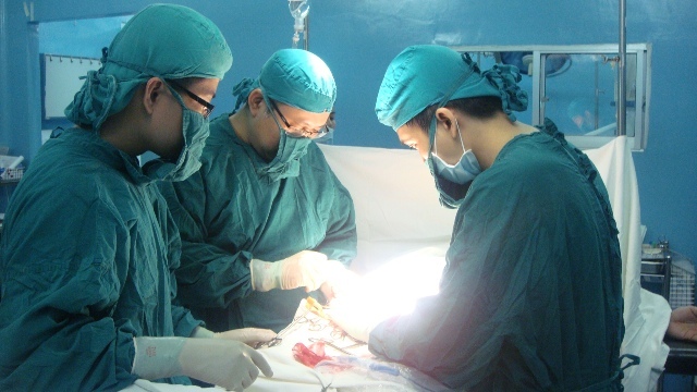 ThS.BS Mai Bá Tiến Dũng – Trưởng khoa Nam Học, Bệnh viện Bình Dân TP.HCM đang phẫu thuật cho bệnh nhân.
