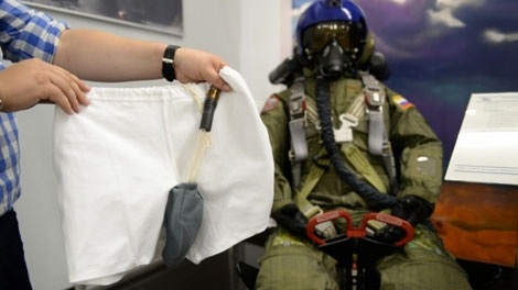 Tờ Izvestia cho biết, bộ trang phục mới nhất cho phi công lái tiêm kích thế hệ 5 Sukhoi PAK FA T-50 do hãng Zvezda đã được trang bị quần lót chuyên dụng có bộ phận tiếp nhận chất lỏng PZh-1.