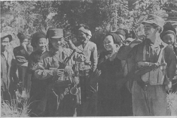 Bộ đội Việt Nam cùng bà con các tỉnh vùng biên giới (Ảnh: Theo nguồn diễn đàn vnmilitaryhistory.net)