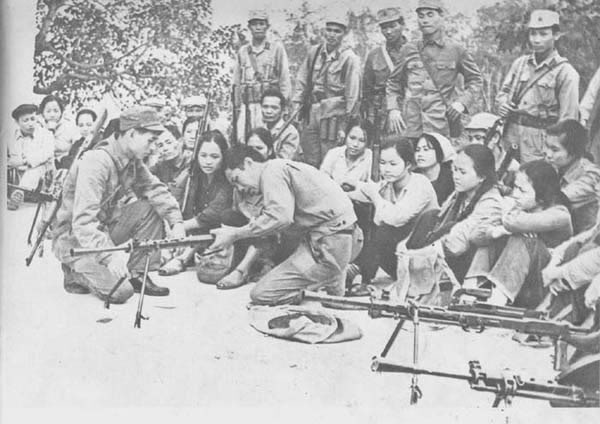 Bộ đội hướng dẫn dân quân địa phương sử dụng súng (Ảnh: Theo nguồn diễn đàn vnmilitaryhistory.net)