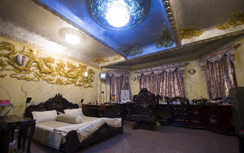 Toàn cảnh phòng ngủ của nam ca sĩ giống như mê cung mà ai cũng thèm muốn và ao ước khi nhìn thấy.