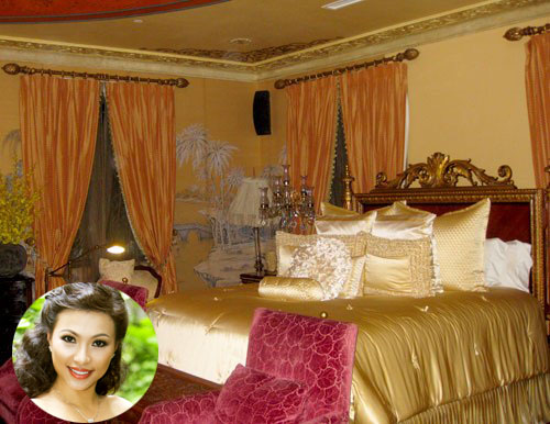 Ngôi nhà của Hoa hậu Ngô Mỹ Uyên đã rất nổi tiếng vì được sơn vàng. Phòng ngủ của cô vì thế cũng hết sức lộng lẫy và xa hoa, đậm chất quý tộc.