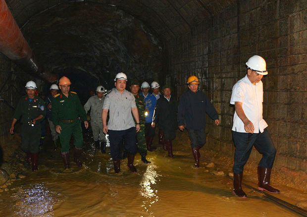 Phó Thủ tướng Hoàng Trung Hải và Bí thư Tỉnh ủy Nguyễn Xuân Tiến thị sát bên trong đường hầm. (Ảnh: Báo Lâm Đồng)