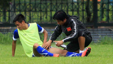 Vũ Minh Tuấn bị chấn thương sau trận đấu với Philippines