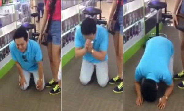 Sự vụ liên quan đến người đàn ông quỳ lạy tại cửa hàng bán điện thoại ở Singapore đã khiến dư luận bàn tán trong suốt một thời gian dài.

Có nhiều ý kiến trái chiều trong sự kiện này nhưng chủ yếu trong đó là sự phẫn nộ của người xem đối với ông chủ cửa hàng.