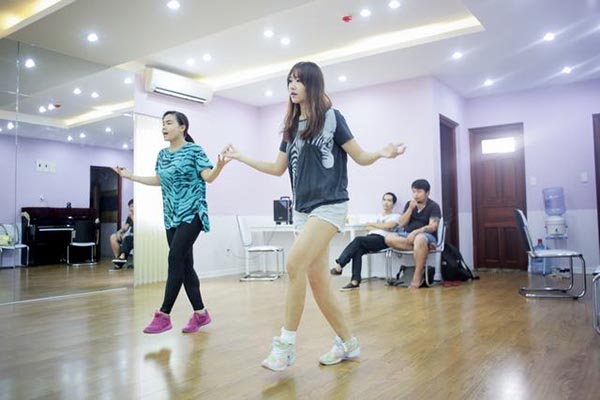 Từng có 4 năm làm thực tập sinh trong một công ty giải trí của Hàn Quốc, vì vậy Hari Won không gặp nhiều khó khăn khi tập những động tác vũ đạo khó.