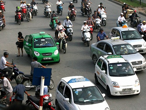 Sau nhiều lần điều chỉnh giá xăng dầu, theo Bộ Tài chính, các đơn vị vận tải, taxi cần tính toán để điều chỉnh giảm giá cước.