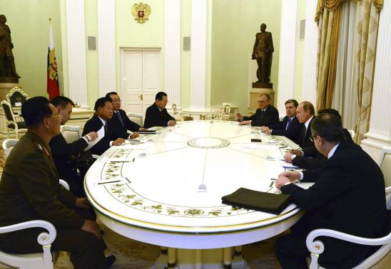 Hình ảnh trong cuộc trao đổi của ông Putin và ông Choe Ryong-hae. Ảnh: KCNA.