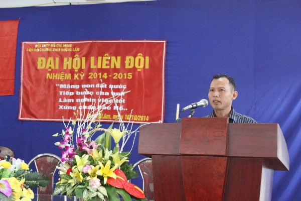 Nguyễn Quang Thành – Phó Chủ tịch xã Đường Lâm cảm kích tấm lòng thiện của đoàn từ thiện.