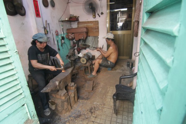 Một trong những nghề sắp đi vào dĩ vãng ở Sài Gòn là thợ rèn và mài dao. Ông Lê Văn Châu (63 tuổi, chợ Nhật Tảo, Quận 10) làm thợ rèn hơn 30 năm nay. Ở tuổi này, ông cùng vợ vẫn đều tay quai búa còn đỏ lửa. Gắn bó với bụi bặm, bếp lửa, búa, đục vất vả nhiều năm nhưng vợ chồng ông Châu vẫn bám nghề “không còn được phổ biến” này ở đất Sài Gòn này.
