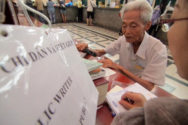 Mặc dù đã 84 tuổi nhưng ông Dương Văn Ngộ hàng ngày vẫn ngồi ở Bưu điện TP.HCM để viết thư tay, dịch thư tiếng Anh, tiếng Pháp cho khách.