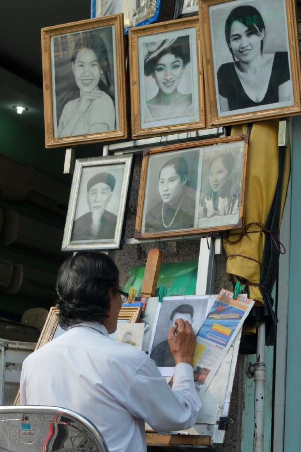 Ở góc phố nhỏ trên đường Điện Biên Phủ (TP.HCM), hình ảnh ông Từ Hoa Lợi miệt mài vẽ tranh truyền thần để lại ấn tượng. Ông được coi là người cuối cùng vẽ tranh truyền thần ở Sài Gòn.