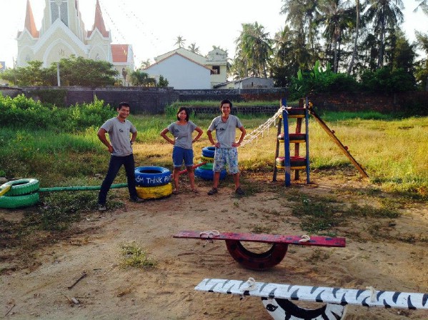 3 thành viên của nhóm trong chuyến đi làm sân chơi cho trẻ Lý Sơn, Quảng Ngãi.